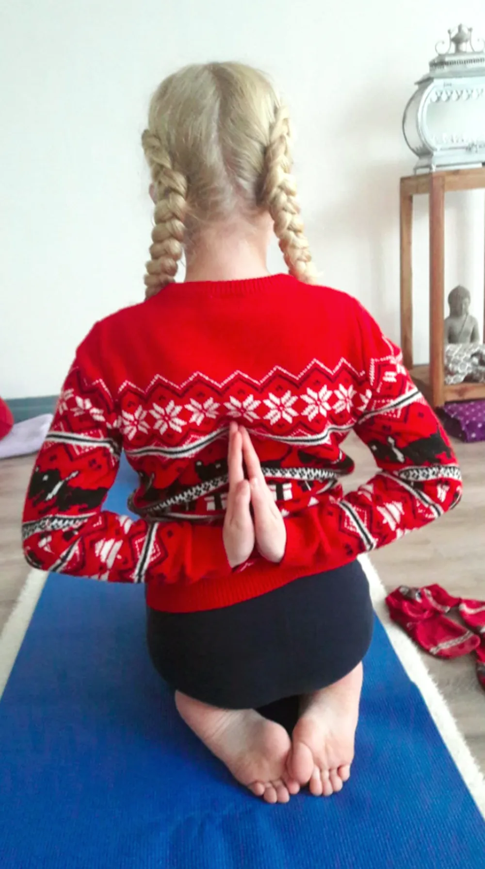 Kind in een yogahouding tijdens de kinderyogales in Opmeer