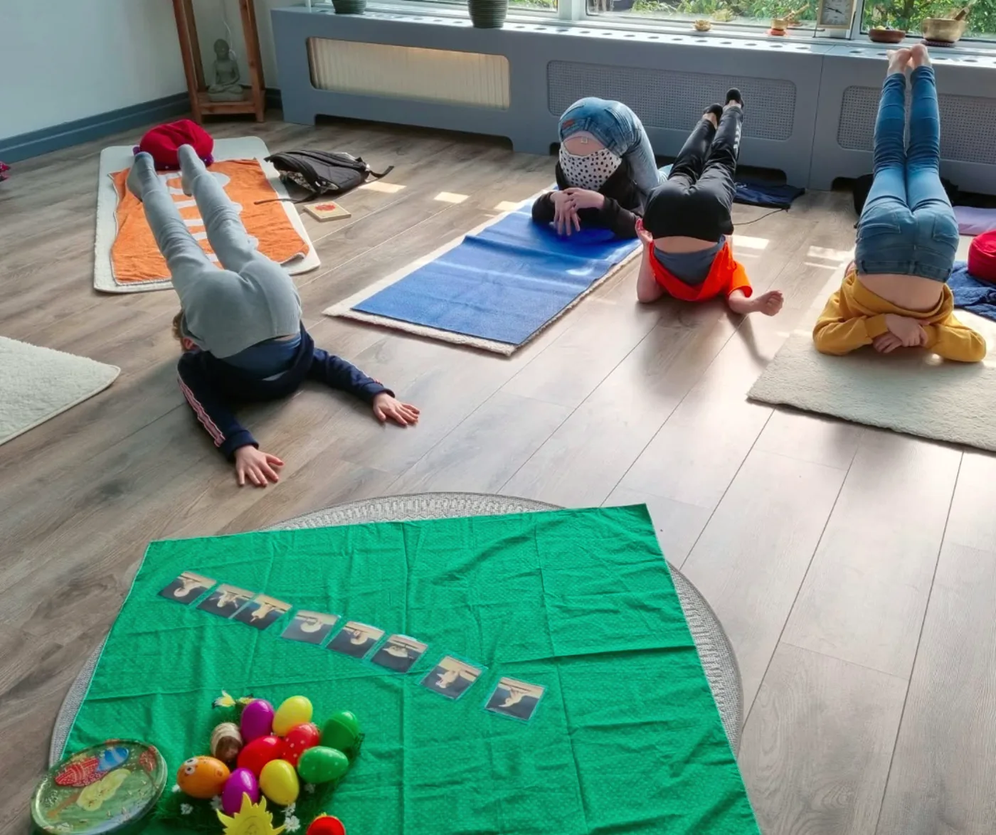 Kinderen doen kinderyoga in de studio van Yogavisie in Spanbroek